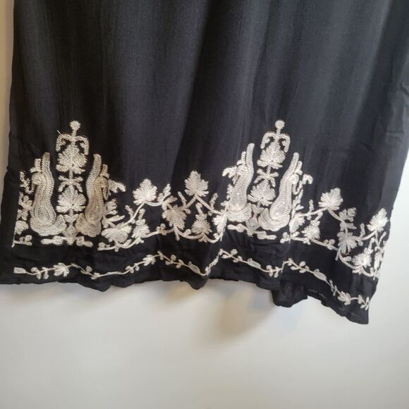 Entro Embroidered Key Hole Dress - Picture 4 of 10